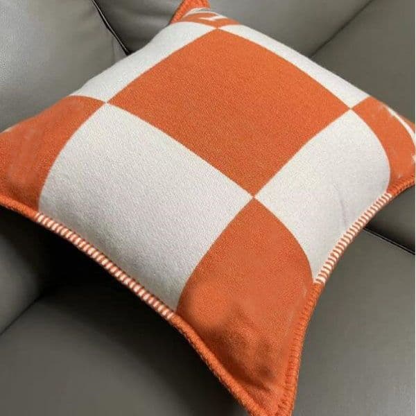 2026 Designer Pillows cologne Decorative Throw Pillow Luxury perfume Fashion Vintage Fleece Pillowcase Cover Case Covers Wool Pillowcases Sofa Home 45X45cm Free