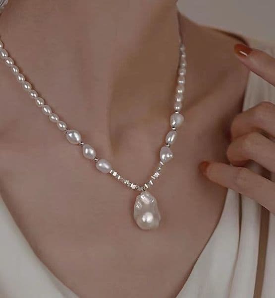 Chic Mixed Pearl Beaded Necklace with Large Baroque Pendant Silver Plated Chain Natural Freshwater Irregular Pearl Design Elegant Jewelry for Women Dail L260526