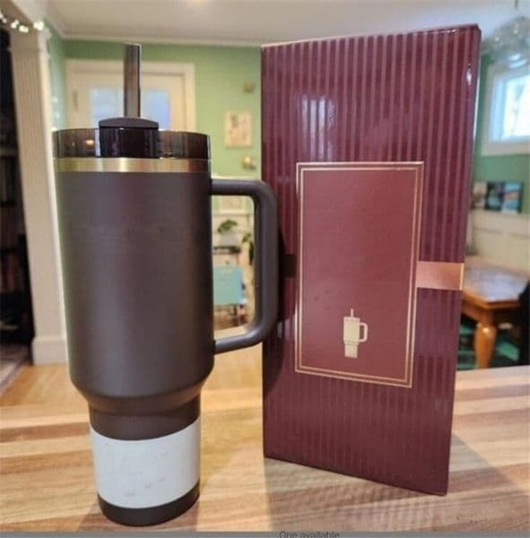 2026 Designer Chocolate Gold H2.0 40Oz Stainless Steel Tumblers Cups With Handle Lid And Straw Pink Black Car Mugs Luxury Green Water Bottles Christmas Gifts Fr