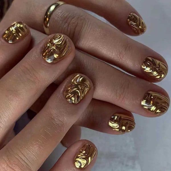 Golden 3D shimmering water waves fashionable and glossy nail artS hortf aken ailsc anb ed isassembledt oc ompletet hef aken ailsw hicha rep ressedo ntot hen a M250329