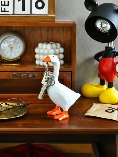 1pc Magnetic Goose Key is a chain home decoration sculpture office desk decoration resin goose duck sculpture tool rack home 250325