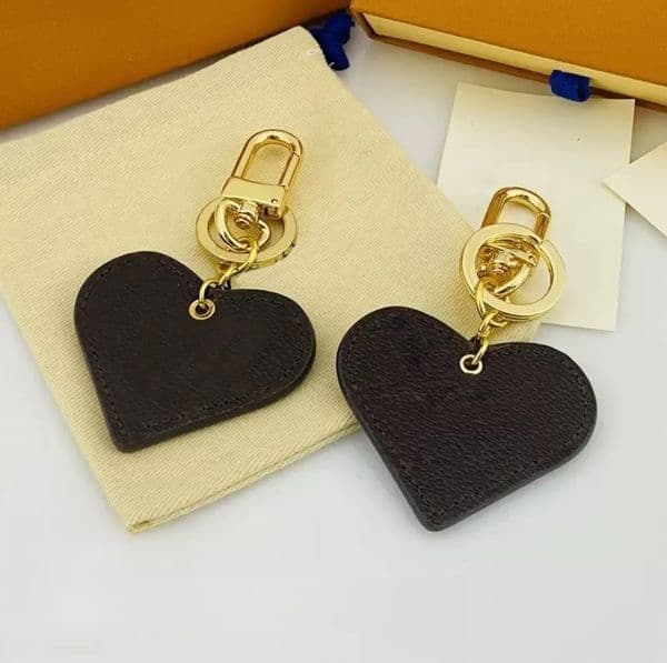 LOVERS HEART Designer Keychain For Women Luxury Mens Designer KeyrFashion Couple Llaveros Gold Key Chain Bag Charm gift J260330