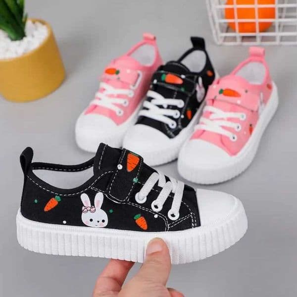 2025 Childrens Shoes Spring New Boys Sports Shoes Solid Color Simple Childrens Shoes Versatile Casual Shoes Daily Wear Canvas Shoes Tenis W250505
