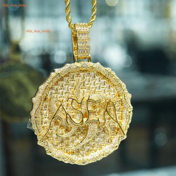 2024 Hip-hop New Crystal Ci Round Cake Pendant Necklace and Silver-inlaid Moissanite Fashion Trend Plate All-diamond Jewelry Men's Pendant