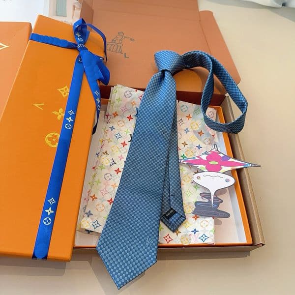 Elegant Men's Luxury Silk Neck Tie Set: Expertly Crafted Business Casual Accessory Packaged In A Sophisticated Gift Box