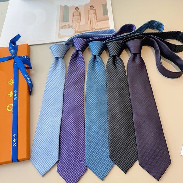 Elegant Mens Designer Silk Tie Classic Business Styling with Silken Texture for Professional Events