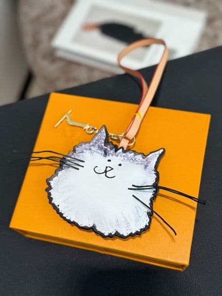 Designers keychains Lou Cat Bag Charm with luxury plush effect Leather Lanyards top Car Key Chain Women Buckle jewelry Keyring Bags Pendant Exquisite L260525XYP5