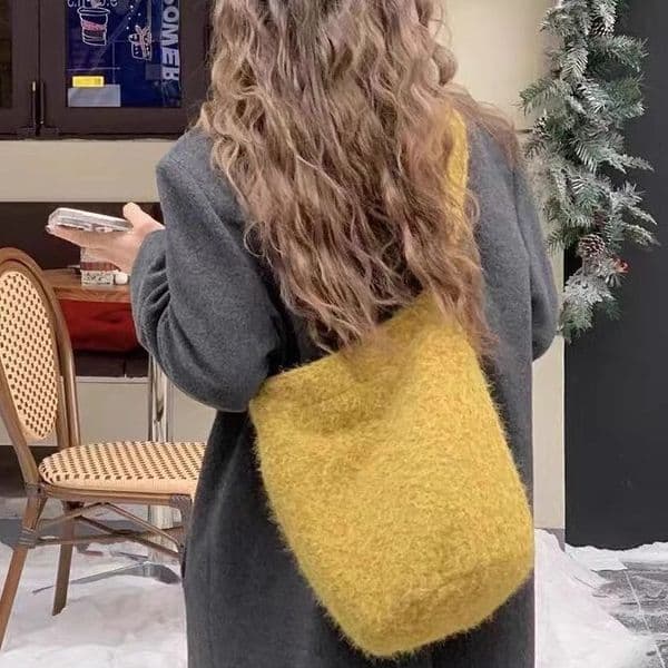 Free shipping 2025 New Korean Style Plush Shoulder Bag for Women, Autumn and Winter Large Capacity Bucket Bag design Bag