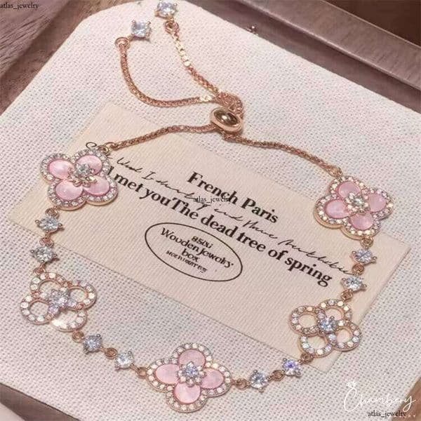 Cheap Factory Wholesale Classic Style Four-leaf Clover Inlaid VVS Moissanite Shell Flower Charm Bracelet