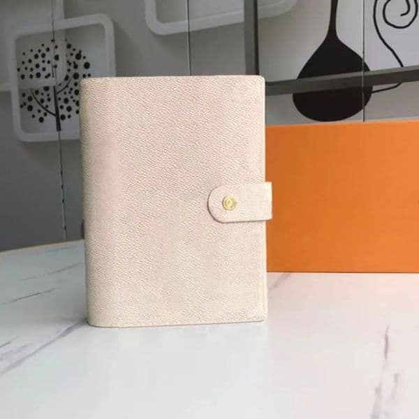 Wholesale Medium Loose-Leaf Notepad Cover Hasp Holders Notebook Diary Protective Case Leather Card Passport Cheque Holder Wallet Desktop Cove With Box 12545