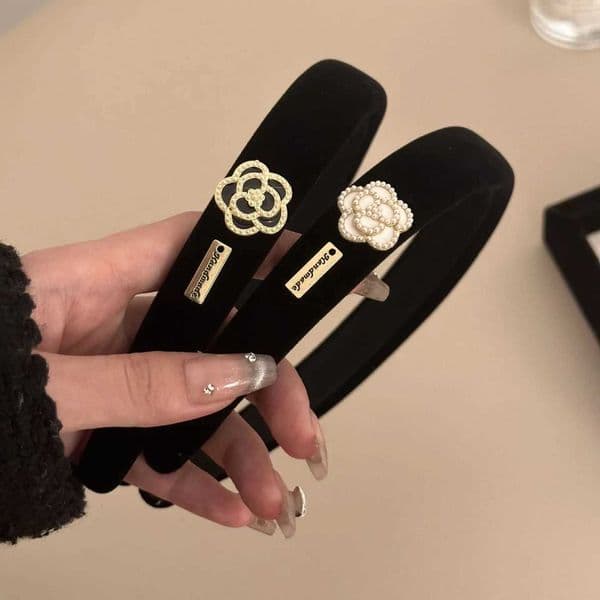2024 Elegant Simple Black White Headbands Women Daily Romantic Popular Pearl Camellia Bridals Headdress Hair Hoops HairbandsT251210