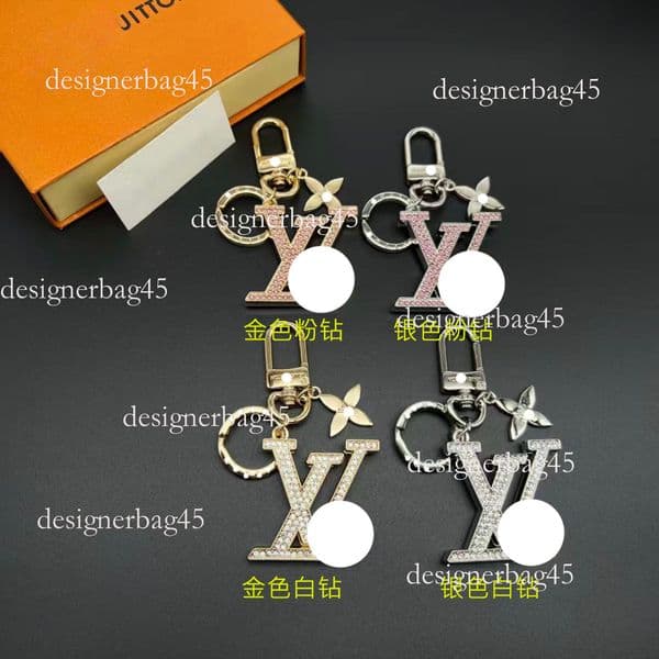 Brand Cross Border Women S Bag Zinc Alloy Gold Silver Color Four Leaf Designer Keychain Clover Inlaid Diamond Letter Creative Luxury keychain Fashion Pendant
