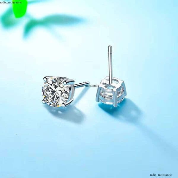 Luxurious Four-Prong VVS Moissanite 0.5 CT Classic High-Quality Silver Stud Earrings Women's Party Gift
