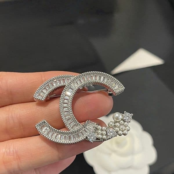 Designer Classic Plum Blossom Square Diamond Pearl Full Diamond Brooch, Personalized and Versatile Fashion Jewelry Party Gift
