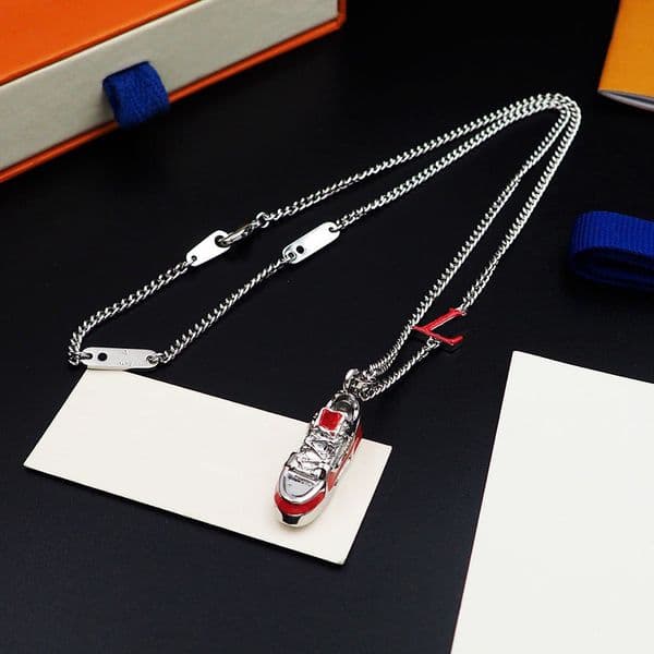 European and American fashion new V letter red enamel shoes titanium steel luxury retro designer necklace with box.