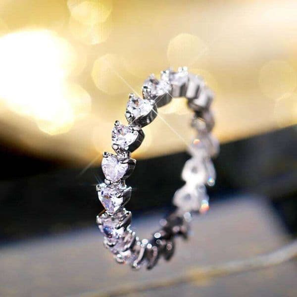Huitan Fancy Heart Romantic Engagement Proposal Rings for Girlfriend Silver Color Brilliant Zirconia Fashion Jewelry Women