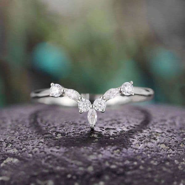 Huitan Simple V Shaped Finger Ring for Women Delicate Accessories with Cubic Zirconia Daily Wearable Party Statement Jewelry