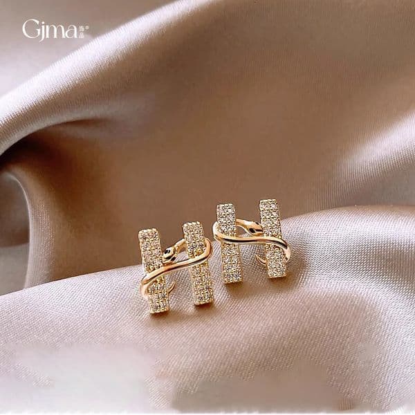 Luxury Creative Design Fashion Jewelry Silver Needle Inlaid Diamond Letter Snake Wrap Earrings Unique Niche Design Earrings Elegant High-End Earrings Wholesale