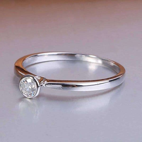 Huitan Classic Solitaire CZ Women Rings for Wedding Engagement Simple and Elegant Lady Accessories Luxury Silver Color Jewelry