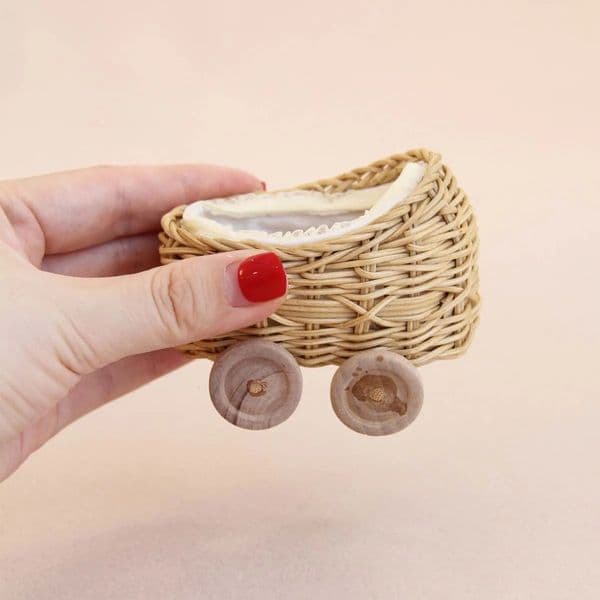 Miniature Simulated Furniture 112 Rattan Cradle with a Teddy Bear Suitable for Bjd Ob11 Dollhouse Home Decoration 251229