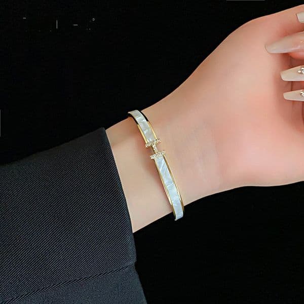 Jewellery Bangle Designer Luxury Gold Tone Letter Shaped with Accents for Stylish Birthday Special Occasion Chic Gift High Quality