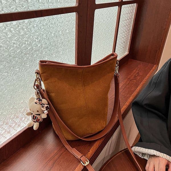 Matte Handheld Bucket For Women 2024 Autumn Winter New Large Capacity Fashion Versatile Commuter Shoulder Bag