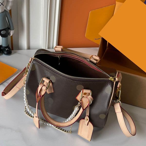 Designer Bag 2025 Fashionable Pillow Bag high-quality texture luxurious shoulder bag crossbody bag Multi-functional large-capacity pillow bag for women9