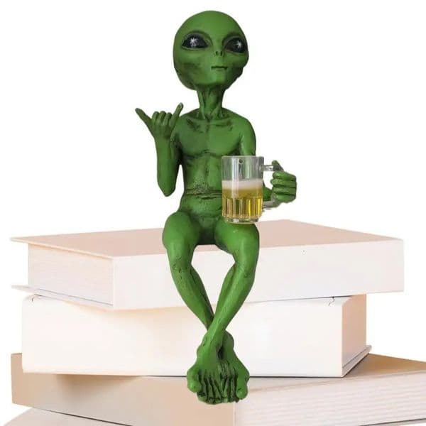 Funny Alien Statue Sculpture Garden Landscaping Yard Art Ornament Resin Beer Drinking Alien Sculpture Desktop Decoration 250715BJ