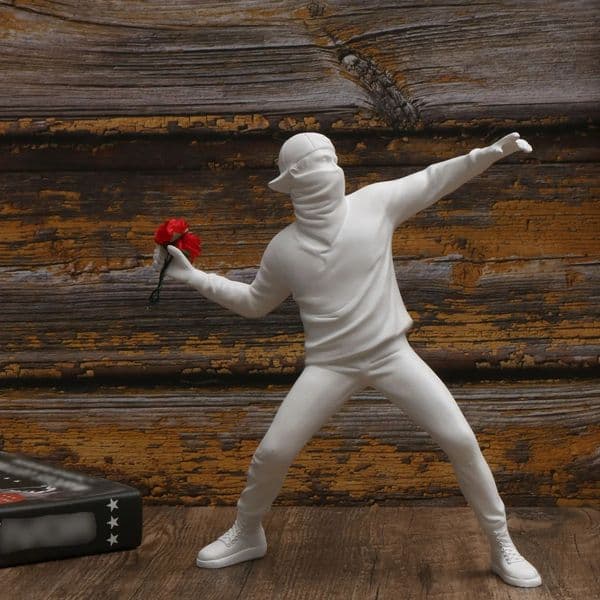 1 pc Resin Banksy Sculptures Flower Thrower Statue Bomber Home Decoration Desk Accessories Collectible Figurine Decorative Interior 250711
