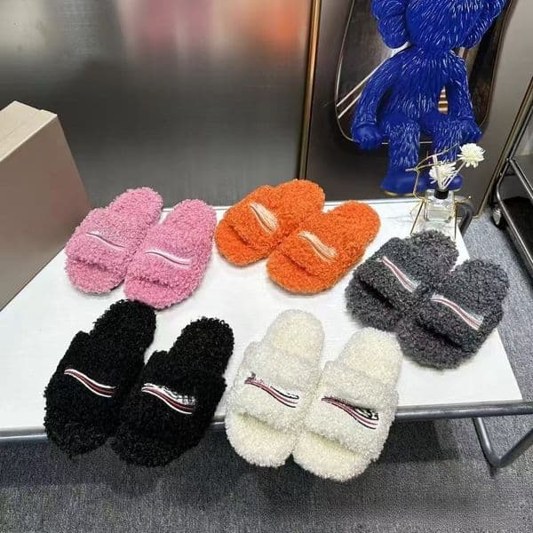 Home slippers Women's indoor/living room daily shoes 2024 new letter embroidered thick soled lamb wool autumn and winter flat slippers