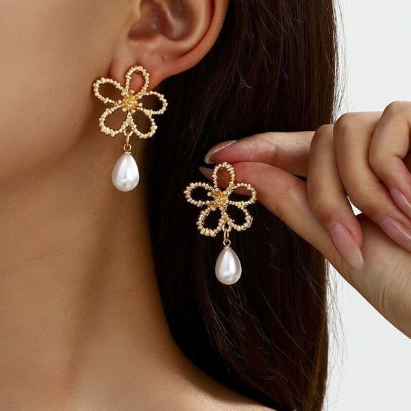 HOT Metal Hollow Flower Necklace Bracelet Earrings Ring Set Fashionable Elegant Women's Jewelry