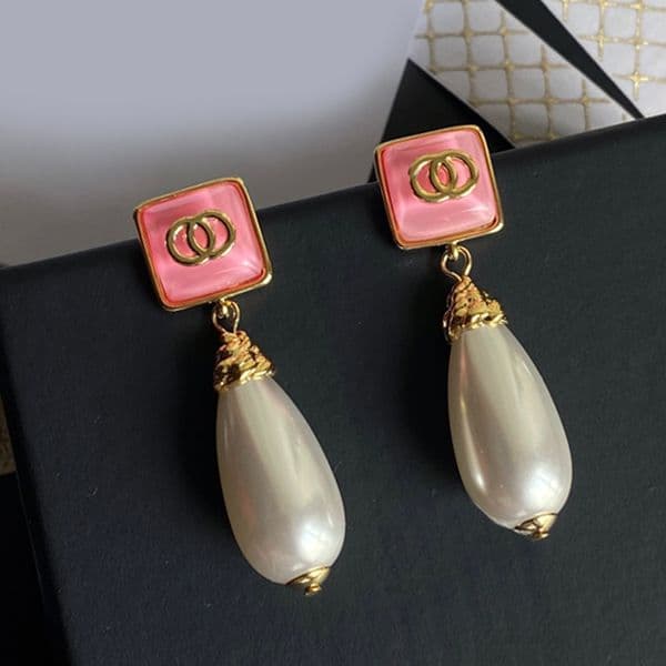 Elegant Pearl Earrings Eardrop Gold Tone Luxury Letter Ear Stud Vintage Women Diamond Crystal Earring Wedding Party Jewelry for Casual and Formal Events