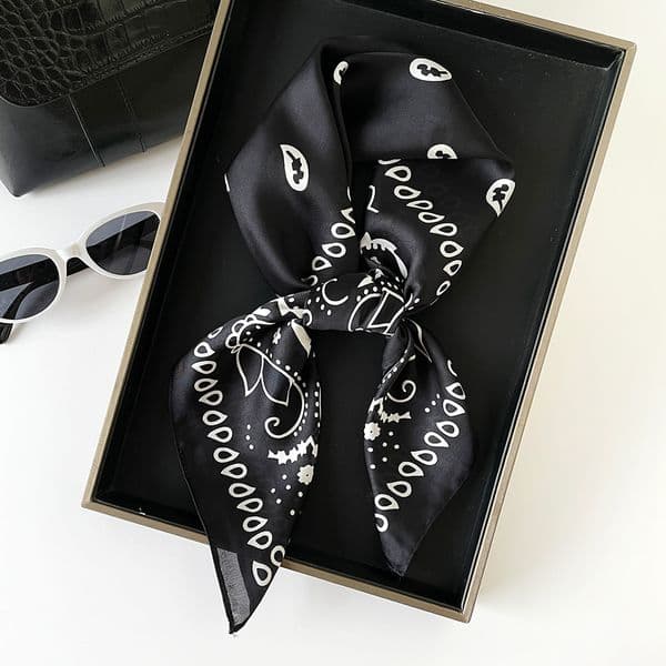 Retro Hip-Hop Head Scarf - Stylish Simple Design Shawl for Fashionable Wear