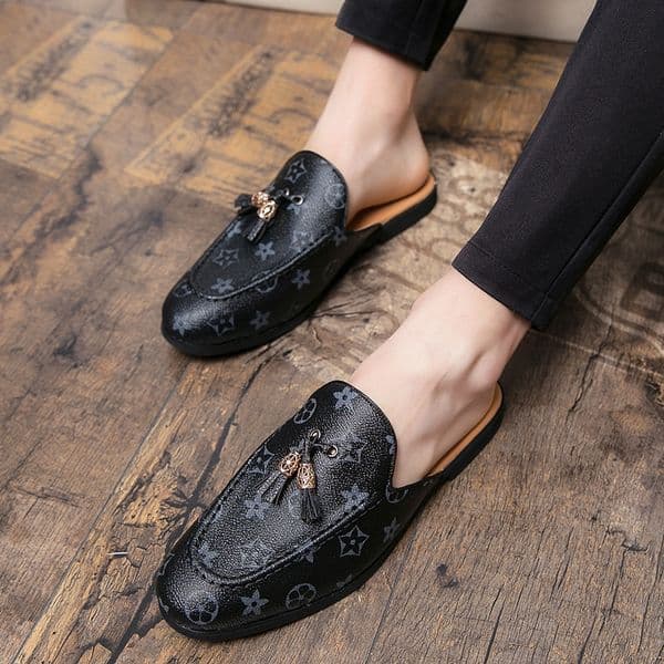 2025 new Men's Korean-style large-size slip-on lazy summer casual leather shoes with tassels covered toes British-style half-slip sandals