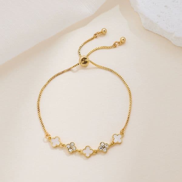 The four-leaf clover full diamond mother-of-pearl bracelet is an exquisite, light luxury and high-end personalized accessory