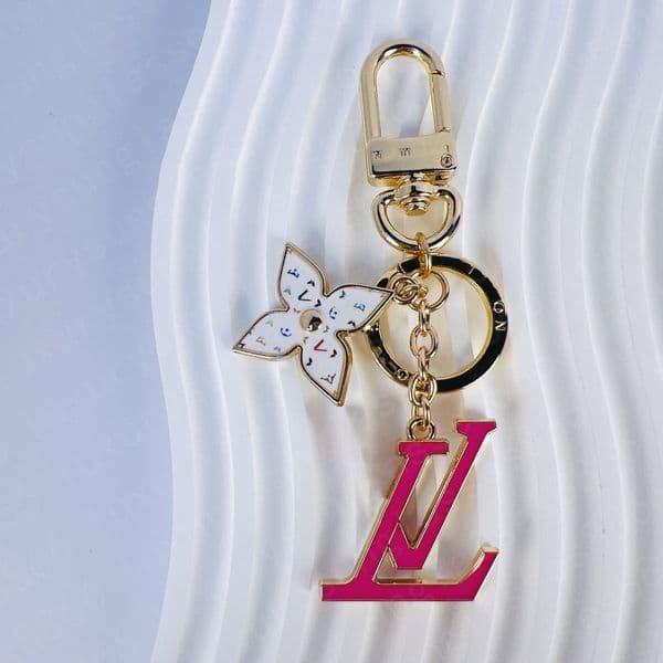 2026 New Charms Designer Four-Leaf Clover Letter Keychains For Women Bag Charm Fashion Gold Key Chain Car Pendant Se Bag Decoration Accessories Toy