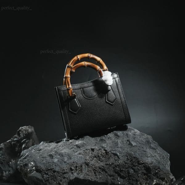 Hold the premium leather crossbody bag designed by 99A designers, and experience the high-end and elegant quality of life. This is a specially designed model.