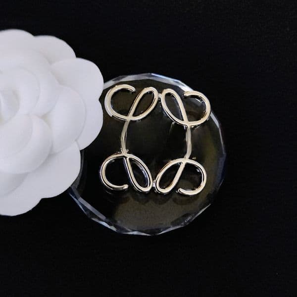 Metal brand brooch - Couple style for both women and men - Fashion jewelry accessory - Featuring letter design - With steel stamp mark on the back