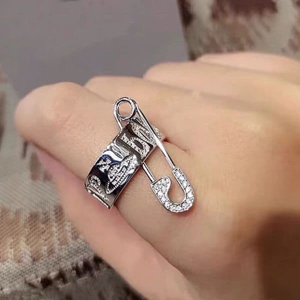 Designer Vivianes WesWoods New Arrival of Empress Dowager Saturn Pin Ring Personalized Punk Full Letter Printed Ring