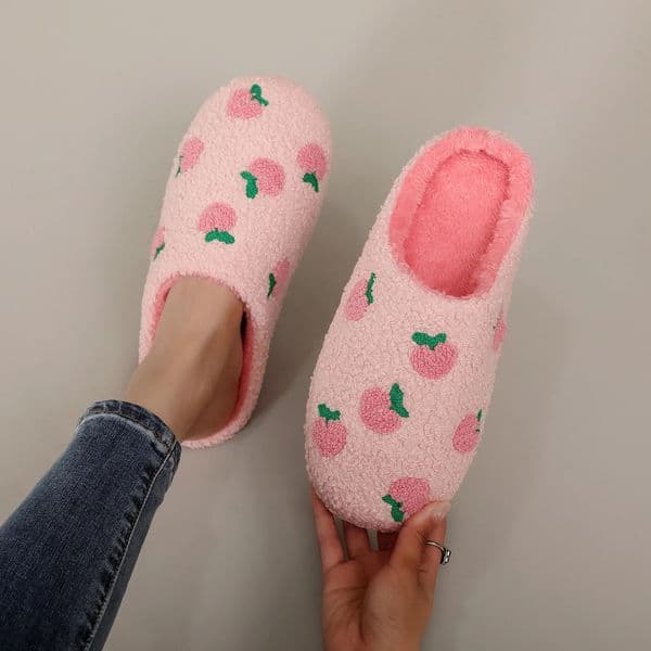 A Pair of Girly Pink Peach Embroidered Fruit Pattern Plush Home SoftSoledC omfortableF urryS lippersC uteW 251105