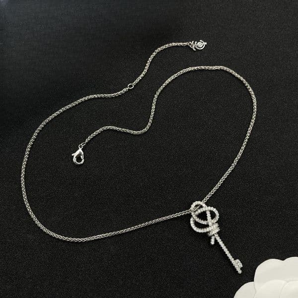 Designer Necklace Luxury Womens Diamond Key-shaped Pendant Necklace Simple 18k Gold Plated Sweater Necklace Wedding Party Jewerlry