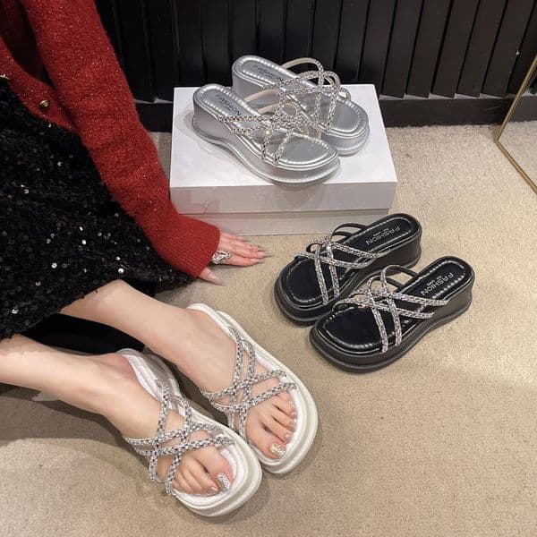 Women's 2025 summer new thick-soled elevating wedge worn with a skirt look slim and beautiful slippers