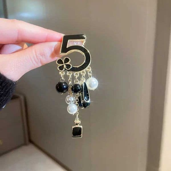 Luxury Black Tassel Chain Brooch for Women Pearl Pendant Coat Pins Hijab Y251111