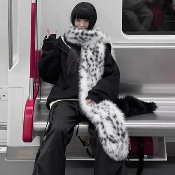Korean Leopard Print Long Fur Scarfs Winter Y2K Vintage Warm Plush Scarf Fashion Thickened Lengthened Faux Fur Shawl Streetwear 251111