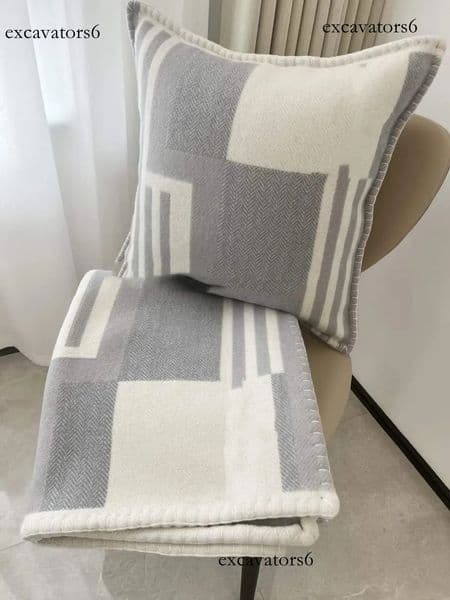 NEW TOP Quailty Designer Gray h Blankets And Pillows Cushion For Living room sofa Ins Blanket Pillow Home Luxury Horse 50&50cm 135&170cm Gig Size
