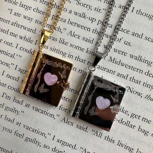 Titanium Steel High Color Retention Heart-shaped Commemorative Butterfly Open and Close Elegant Book-shaped English Letter Photo Box 18K Gold Plated ddmypluto