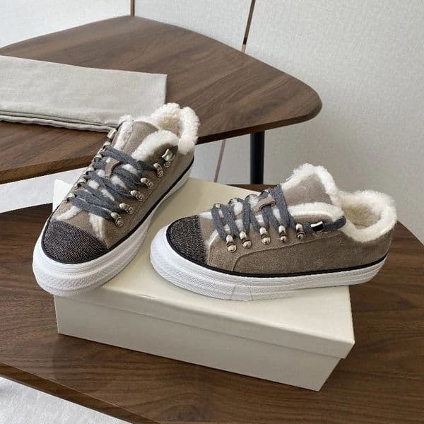 2025 new winter lace up wool flat shoes designer fashion women's thick soled sports shoes suede leather warm shoes women's beaded walking shoes