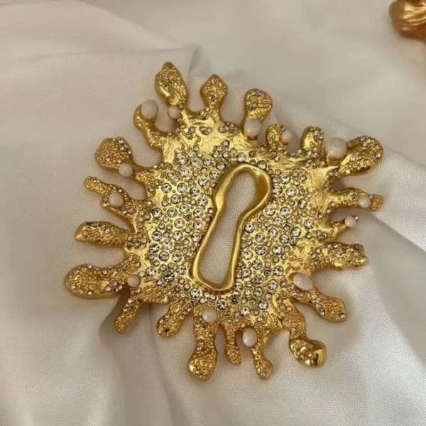 Premium diamond keyhole brooch 251110