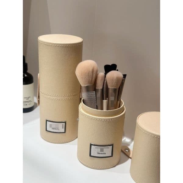Convenient Party Favors: Set of 8 Cylinder-Shaped Makeup Brushes with 10-Packaging & Soft Bristles for Beginners