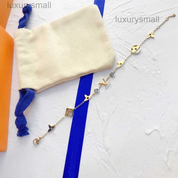 Women Chain Bracelets Designer Elegant Gold and Silver Bracelet Fashion Diamond Designer Pendant Clover Wedding Special Design Jewelry